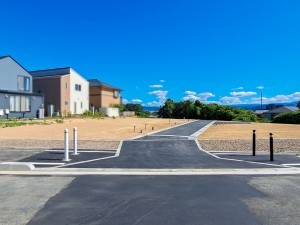 鳥取市浜坂、土地の前面道路を含む現地写真画像です
