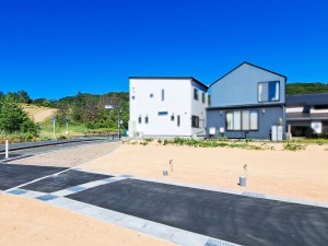 鳥取市浜坂、土地の前面道路を含む現地写真画像です