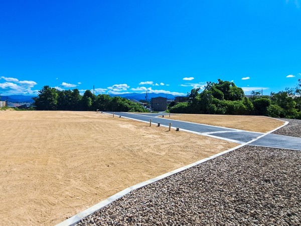 鳥取市浜坂、土地の前面道路を含む現地写真画像です