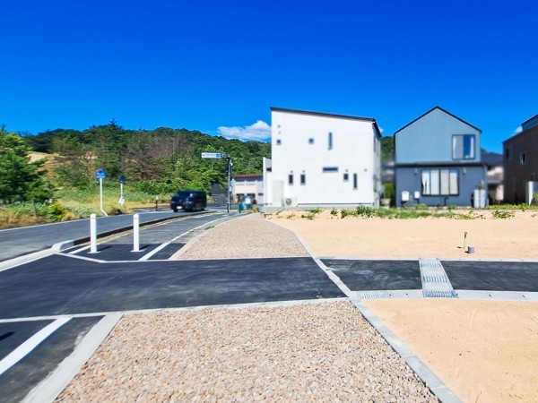 鳥取市浜坂、土地の前面道路を含む現地写真画像です