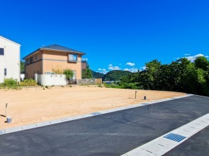 鳥取市浜坂、土地の前面道路を含む現地写真画像です
