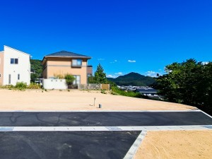 鳥取市浜坂、土地の前面道路を含む現地写真画像です