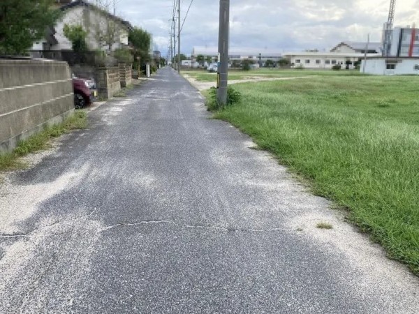 米子市夜見町、土地の前面道路を含む現地写真画像です