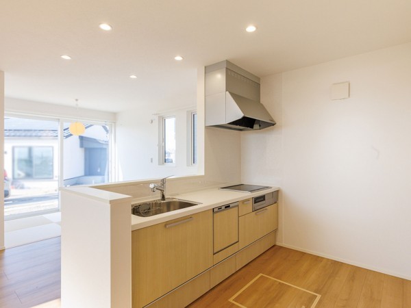 鳥取市浜坂、新築一戸建てのキッチン画像です