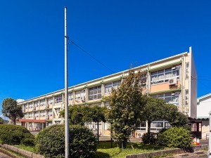 西伯郡伯耆町岸本、土地の小学校画像です