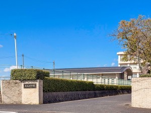 西伯郡伯耆町岸本、土地の中学校画像です