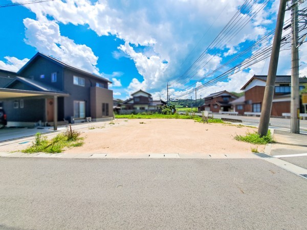 西伯郡伯耆町岸本、土地の前面道路を含む現地写真画像です