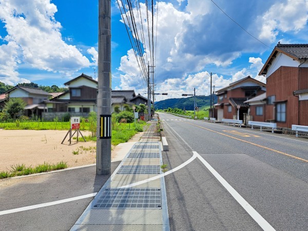 西伯郡伯耆町岸本、土地の前面道路を含む現地写真画像です