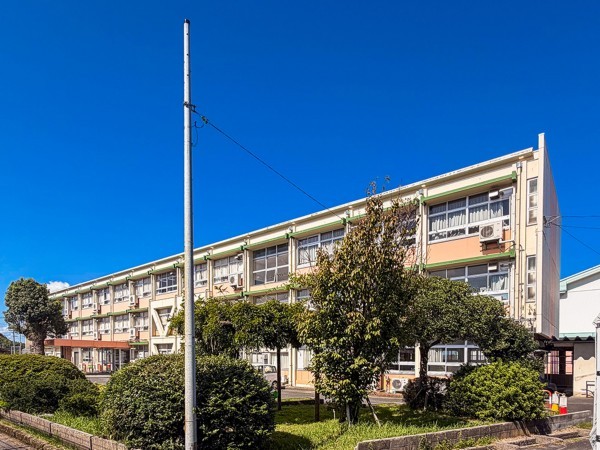 西伯郡伯耆町岸本、土地の小学校画像です