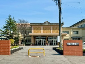 米子市旗ヶ崎、土地の小学校画像です