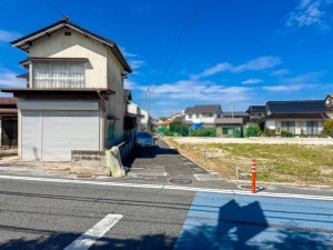 米子市旗ヶ崎、土地の前面道路を含む現地写真画像です