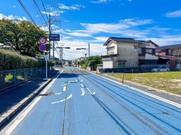 米子市旗ヶ崎、土地の前面道路を含む現地写真画像です