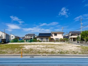 米子市旗ヶ崎、土地の前面道路を含む現地写真画像です