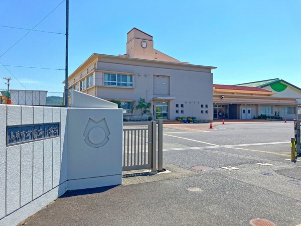 鳥取市南吉方、新築一戸建ての小学校画像です