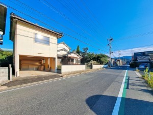 松江市東出雲町揖屋、土地の前面道路を含む現地写真画像です
