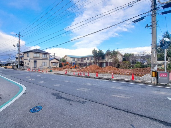 松江市東出雲町揖屋、土地の前面道路を含む現地写真画像です