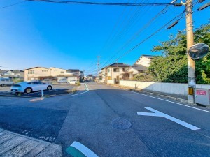 松江市東出雲町揖屋、土地の前面道路を含む現地写真画像です