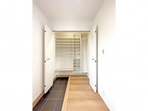 松江市浜乃木、新築一戸建ての玄関画像です