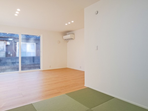 松江市浜乃木、新築一戸建ての居間画像です