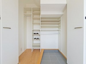 鳥取市卯垣、新築一戸建ての玄関画像です