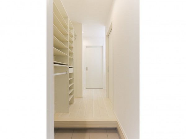 松江市浜佐田町、新築一戸建ての玄関画像です