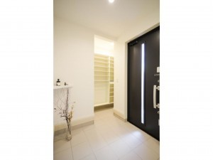 松江市浜佐田町、新築一戸建ての玄関画像です