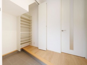 鳥取市古市、新築一戸建ての玄関画像です