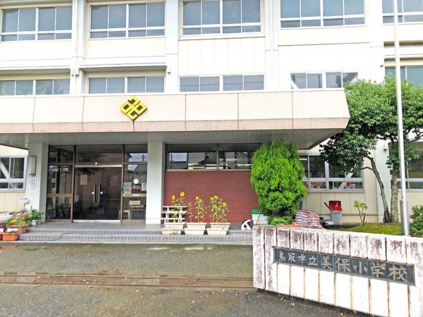 鳥取市古市、新築一戸建ての小学校画像です