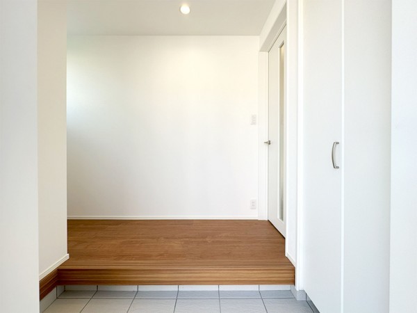 松江市西川津町、新築一戸建ての玄関画像です