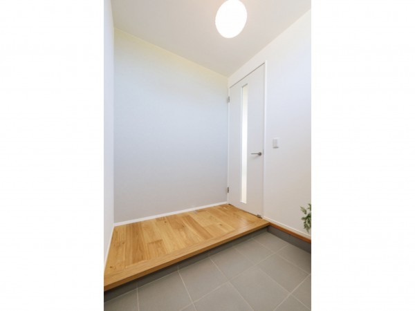 松江市西川津町、新築一戸建ての玄関画像です