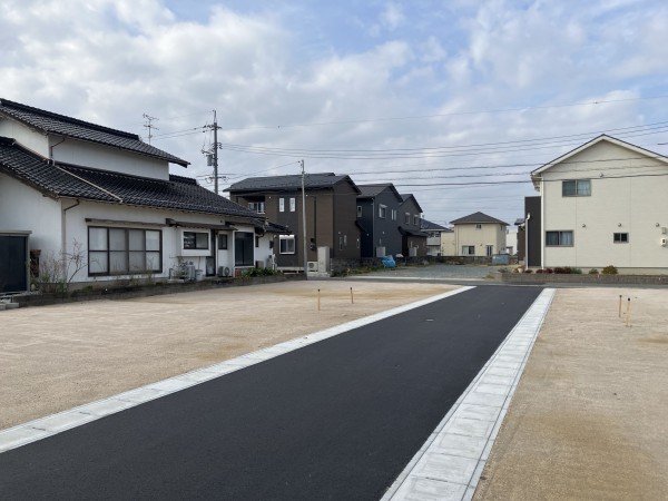 米子市新開、土地の前面道路を含む現地写真画像です