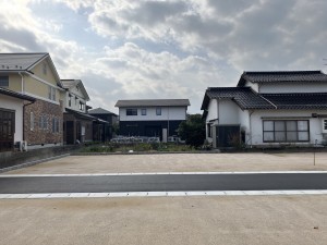 米子市新開、土地の前面道路を含む現地写真画像です