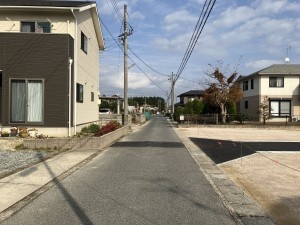 米子市新開、土地の前面道路を含む現地写真画像です