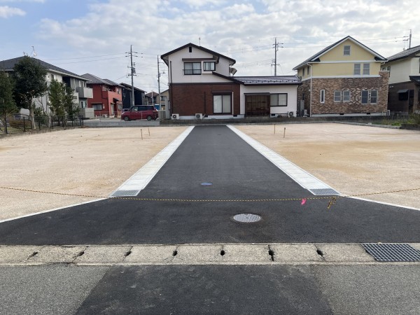 米子市新開、土地の前面道路を含む現地写真画像です