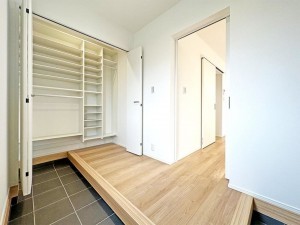 出雲市小山町、新築一戸建ての玄関画像です