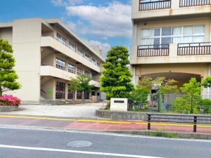 出雲市大津町、新築一戸建ての小学校画像です