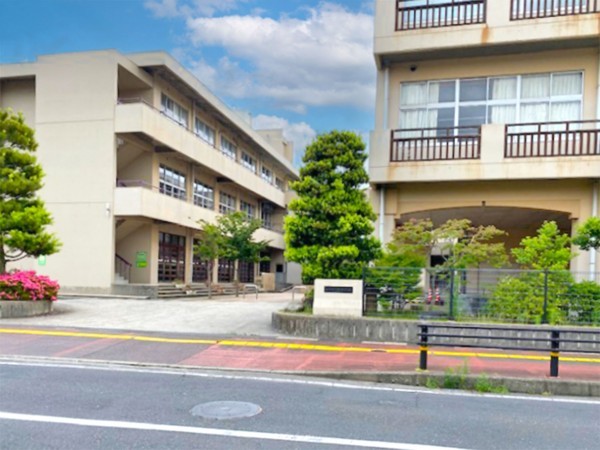 出雲市大津町、新築一戸建ての小学校画像です