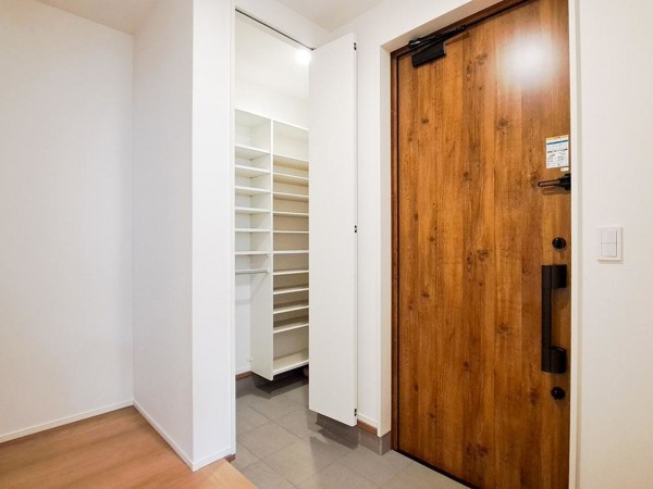 出雲市大津町、新築一戸建ての玄関画像です