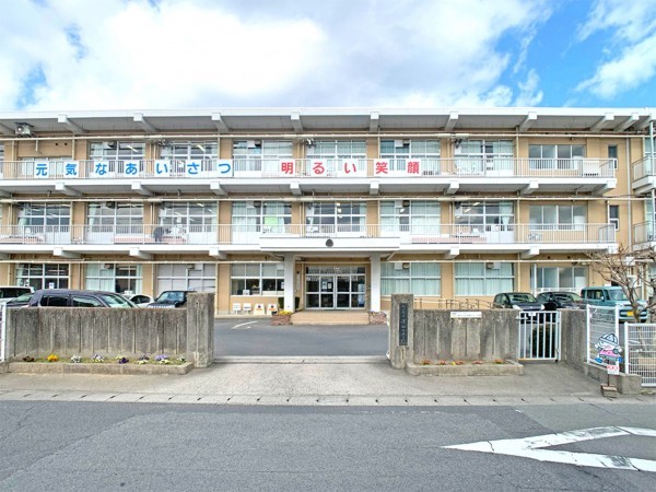 松江市東津田町、土地の小学校画像です