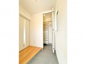 境港市上道町、新築一戸建ての玄関画像です