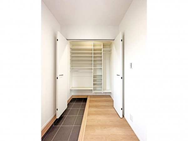 米子市尾高、新築一戸建ての玄関画像です