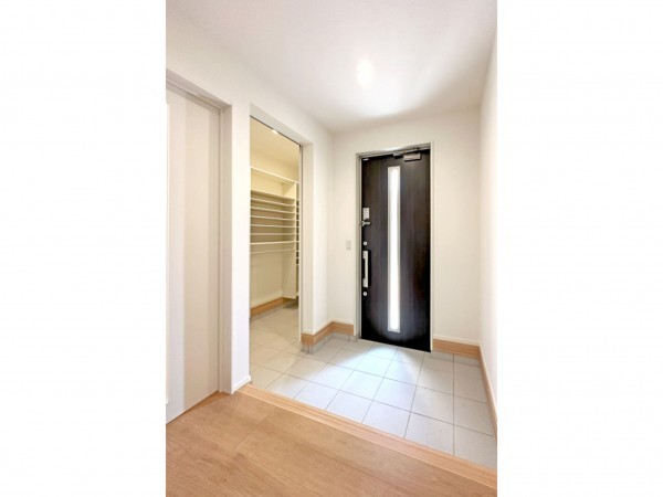 鳥取市湖山町南、新築一戸建ての玄関画像です