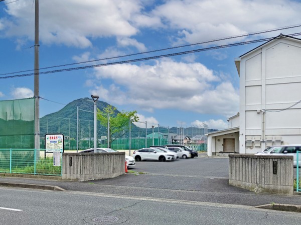 鳥取市田島、新築一戸建ての中学校画像です