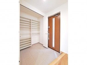 米子市上福原、新築一戸建ての玄関画像です