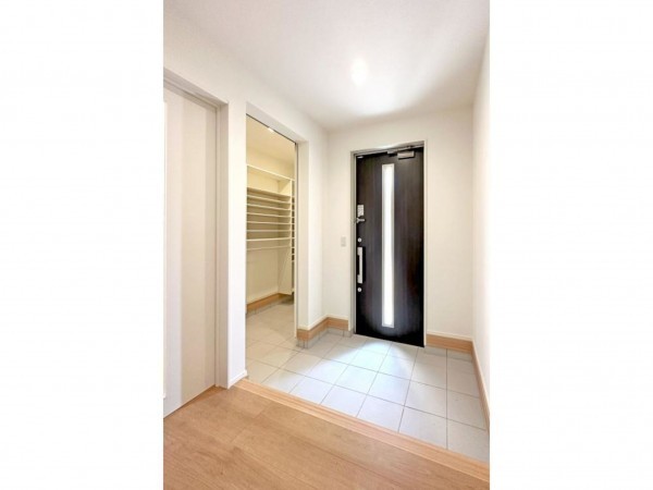 松江市東津田町、新築一戸建ての玄関画像です