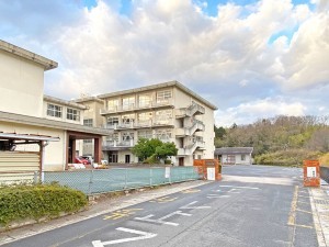 松江市西川津町、土地の小学校画像です