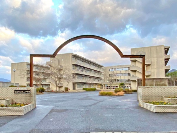 松江市西川津町、土地の中学校画像です