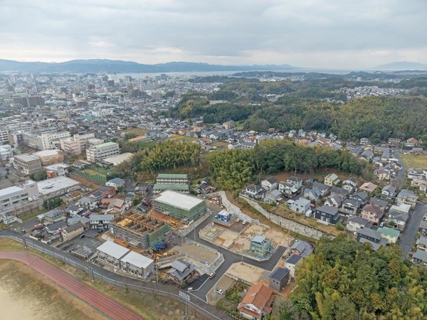 松江市西川津町、土地の前面道路を含む現地写真画像です