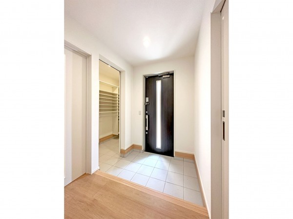 鳥取市岩倉、新築一戸建ての玄関画像です