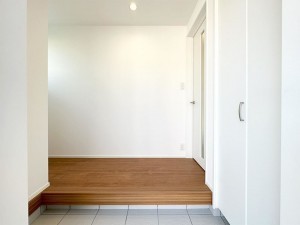 八頭郡八頭町、新築一戸建ての玄関画像です